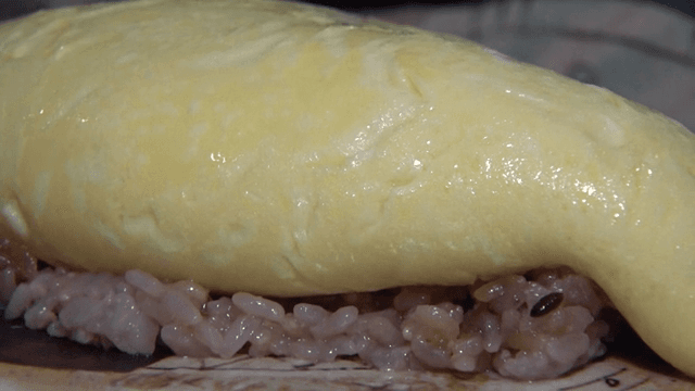 접시에 준비되는 오므라이스