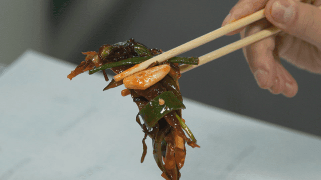 Seasoned Gwamegi picked up with chopsticks