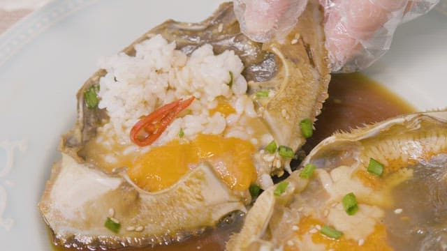 게딱지에 맛있게 비벼지는 하얀 쌀밥