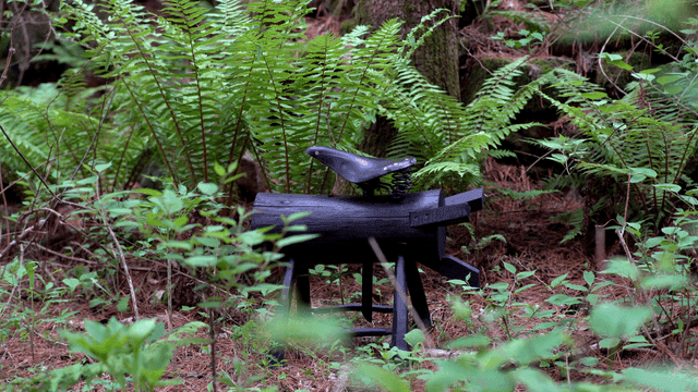 푸른 숲 속의 나무 조각상