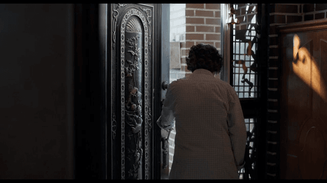 현관문 앞에 서 있는 노인