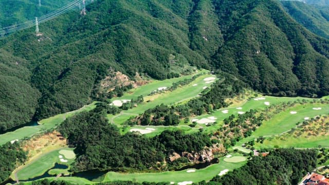 푸른 산자락에 있는 평화로운 골프 코스