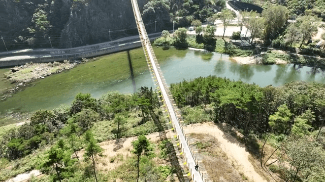 경치 좋은 강 위의 출렁다리