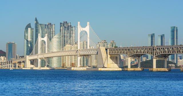 고층 빌딩과 광안대교가 보이는 번잡한 항구 도시 부산의 아침부터 밤까지의 풍경