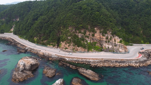 바위 해안을 따라 구불구불한 해안 도로