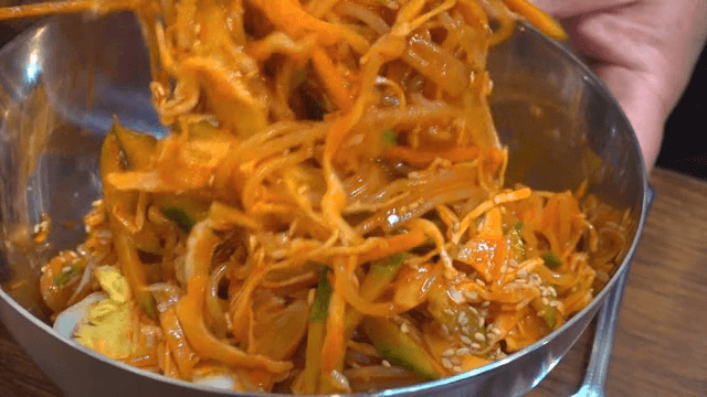 그릇에서 쫄면을 비비는 장면