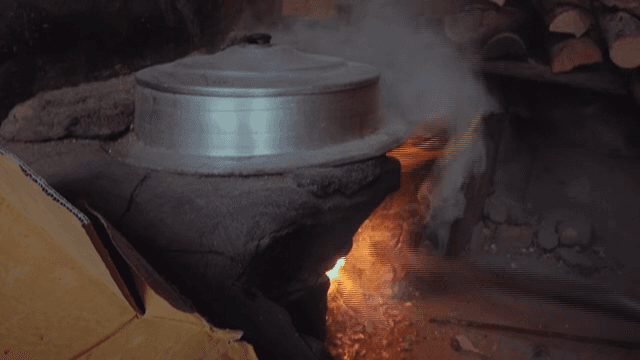 Traditional stove with a gamasot and fire