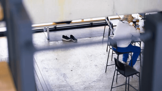 카페에서 스마트폰을 사용하는 사람