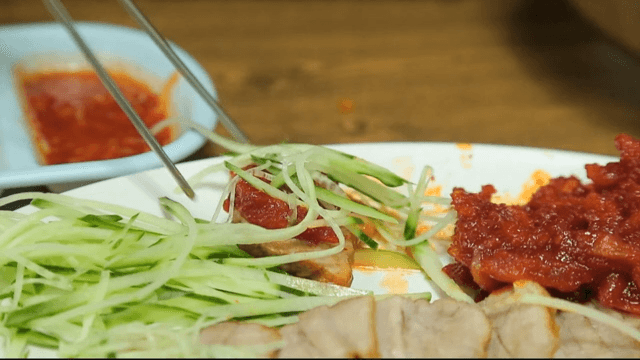 오이와 명태회무침이 함께 올려진 수육