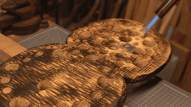 토치로 나무 태우기 과정