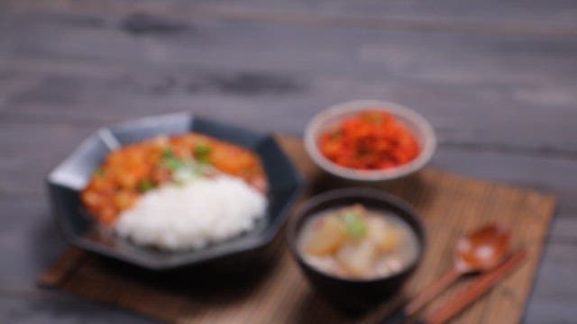 무생채와 덮밥, 뭇국이 올라간 테이블