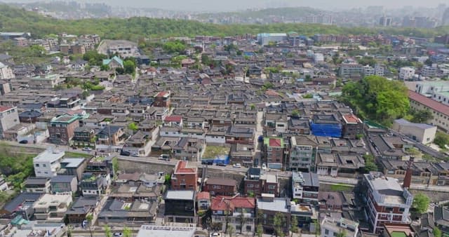 도시 풍경 속 전통 한옥