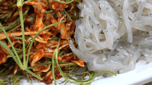 흰 접시 위 신선한 야채와 실치 회무침