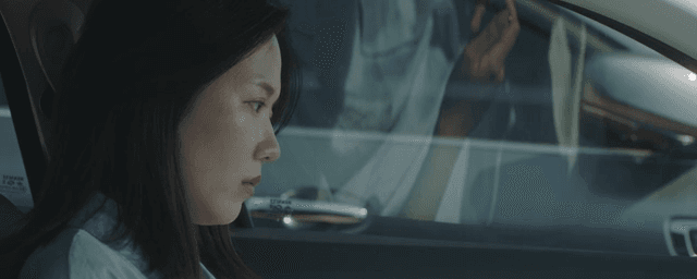 차 안에서 생각에 잠긴 여성