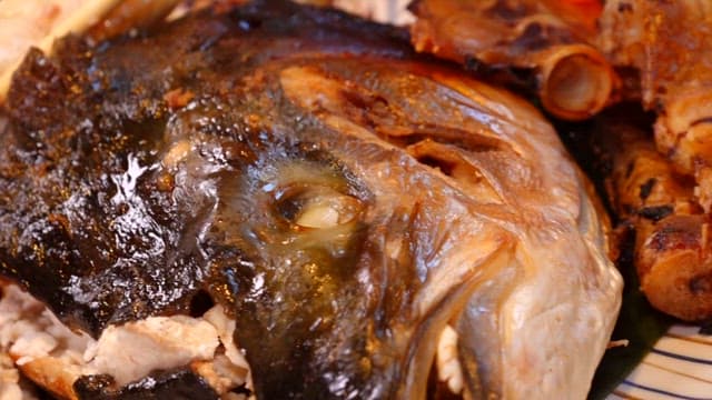 접시에 담긴 방어구이