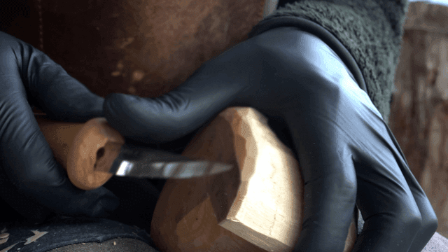 정교하게 나무를 조각하는 사람