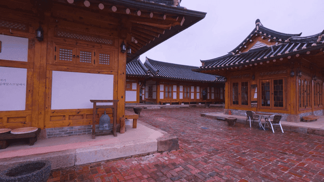 전통 한옥들 사이 마당