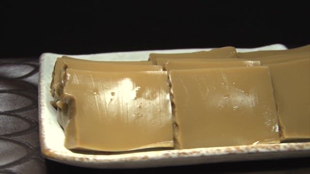 흰 접시에 올려진 도토리묵