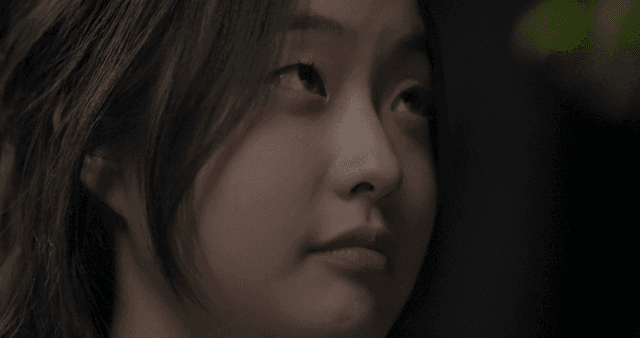 위를 바라보는 젊은 여성