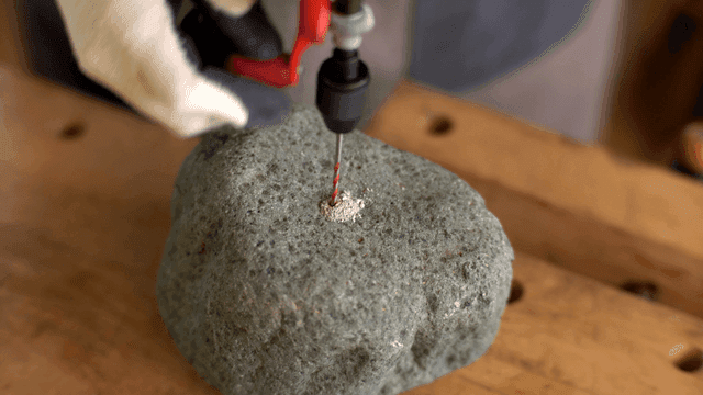 정확하게 바위에 구멍을 뚫는 모습