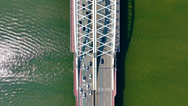 강 위의 다리를 달리는 자동차들