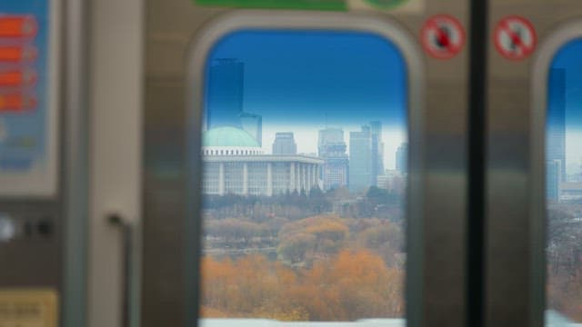 지하철 창문을 통해 본 도시 풍경