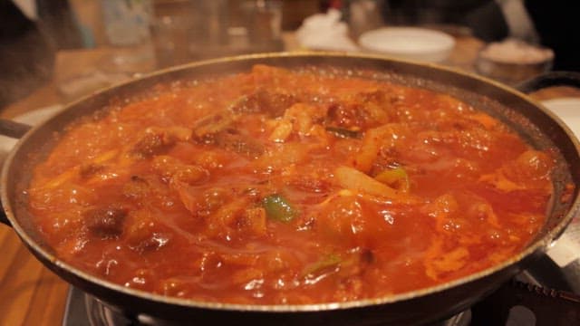 식당의 테이블 위에서 끓고 있는 매운 찌개요리