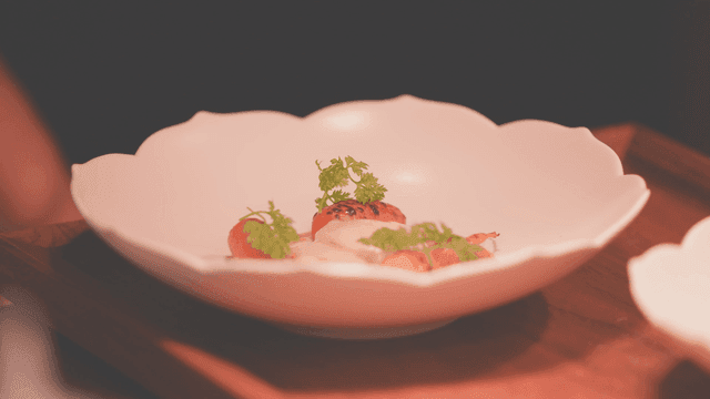 고명으로 장식된 고급 요리