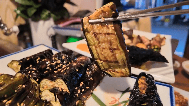 젓가락으로 들어 올린 가지구이