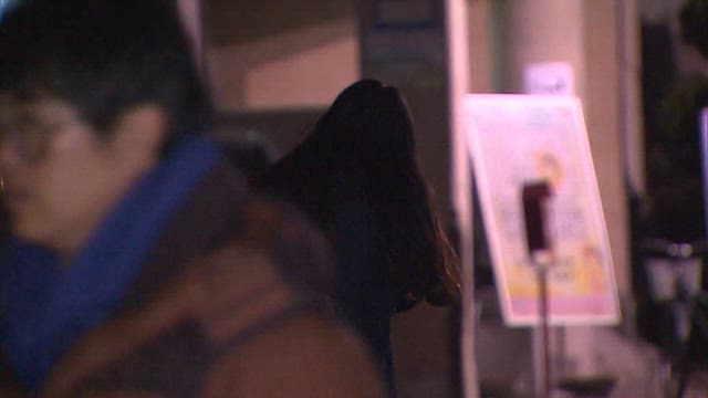 밤에 도시의 도로를 혼자 걸어가는 여학생