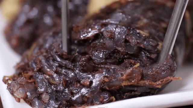 하얀 접시에 담긴 순대