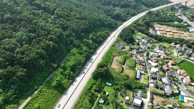울창한 녹지와 주택가 사이 고속도로