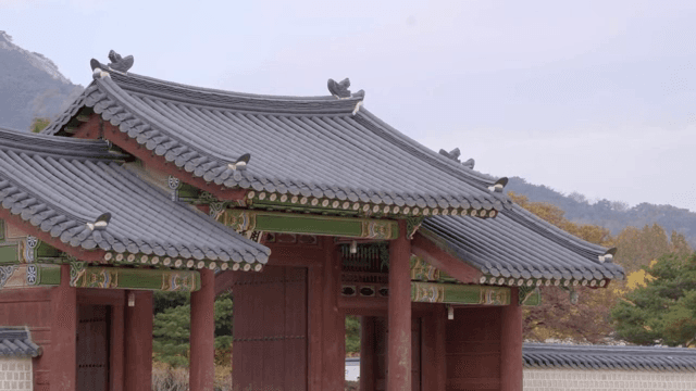 산이 보이는 한국 전통 건축물