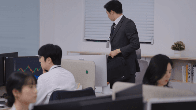 먼저 퇴근하며 인사하는 상사