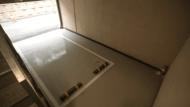 소화기가 있는 빈 주차 공간