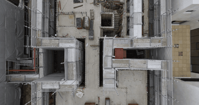 비계와 작업자가 있는 건설 현장