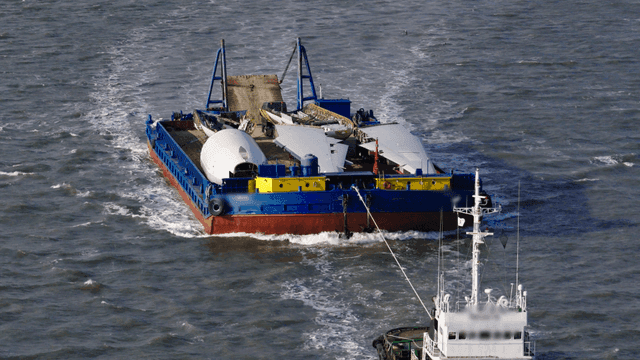 풍력 터빈 부품을 운반하는 바지선