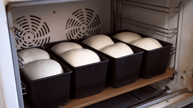 오븐에서 부풀어 오르는 빵 반죽