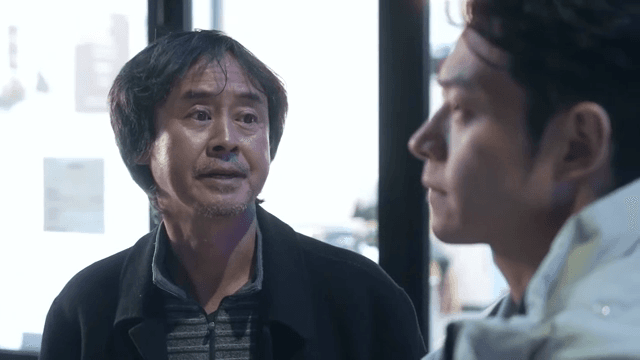 실내에서 대화하는 두 남자