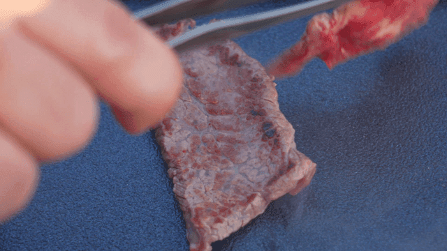 뜨거운 작은 코팅팬에 소고기 굽기