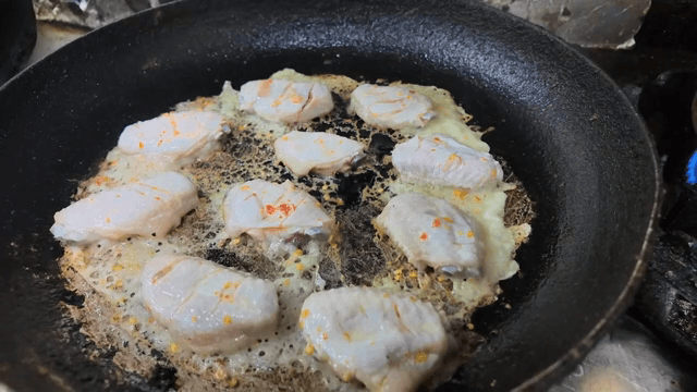 팬에서 닭날개를 굽는 모습