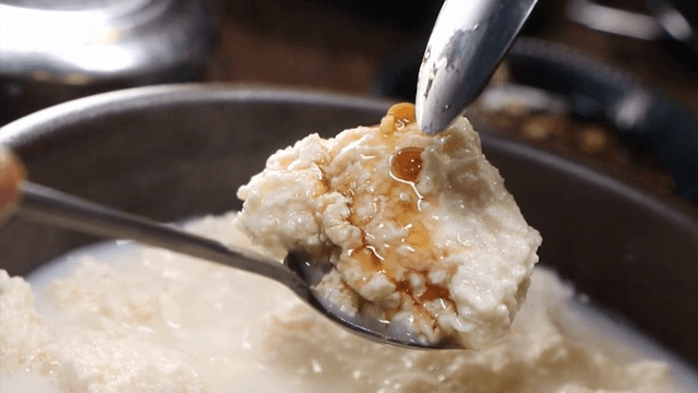 순두부 위에 간장을 올리는 장면