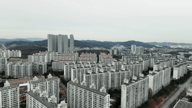고층 아파트들이 있는 도시 전경