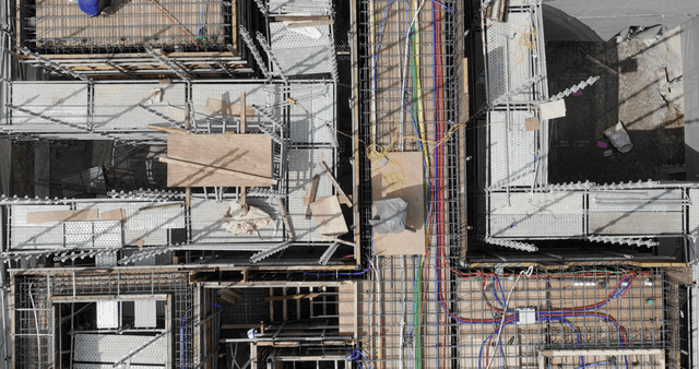 다양한 색상의 배선이 있는 건설 현장