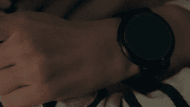 팔짱을 끼고있는 시계를 찬 사람