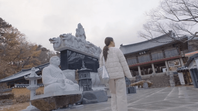전통 사찰을 탐방하는 여성