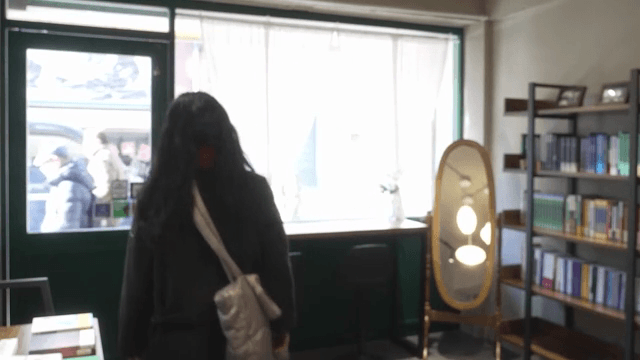 서점에서 밖을 나서는 여성
