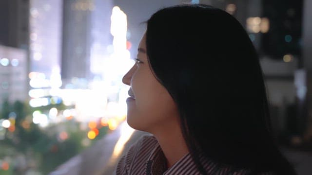 도시 야경을 즐기는 여성