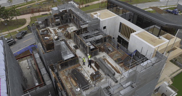 작업자와 비계가 있는 건설 현장