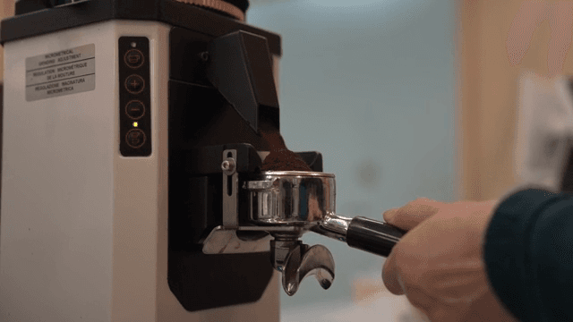 커피 그라인더에서 커피 가루가 나오는 장면